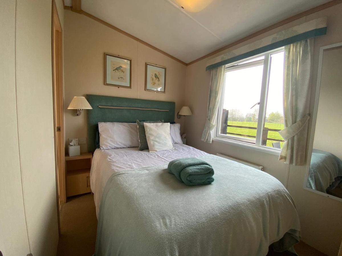 Rew Farm Country And Equestrian Accommodation - Sunset Lodge Melksham Exterior foto