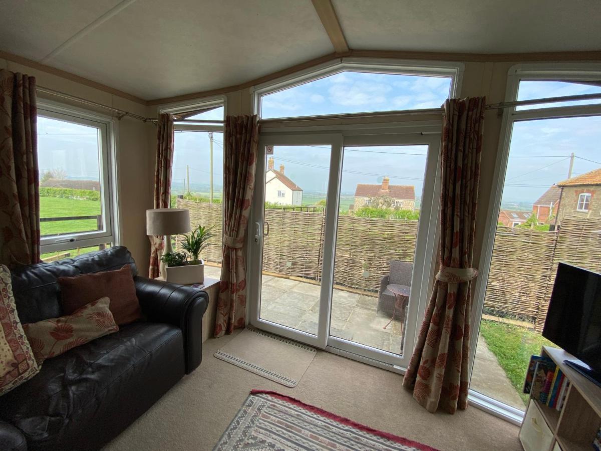 Rew Farm Country And Equestrian Accommodation - Sunset Lodge Melksham Exterior foto