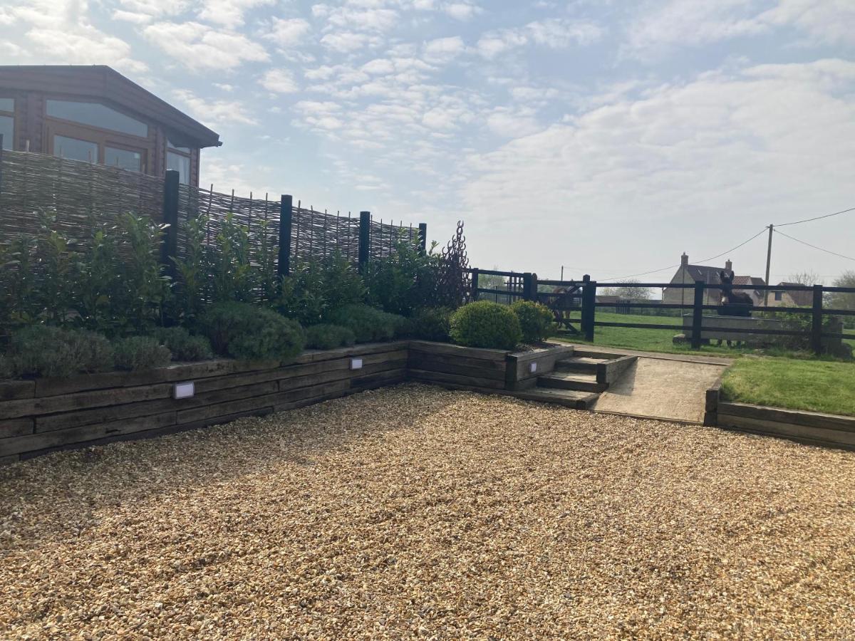 Rew Farm Country And Equestrian Accommodation - Sunset Lodge Melksham Exterior foto