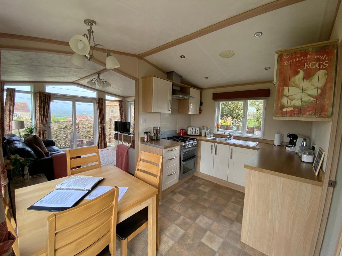 Rew Farm Country And Equestrian Accommodation - Sunset Lodge Melksham Exterior foto