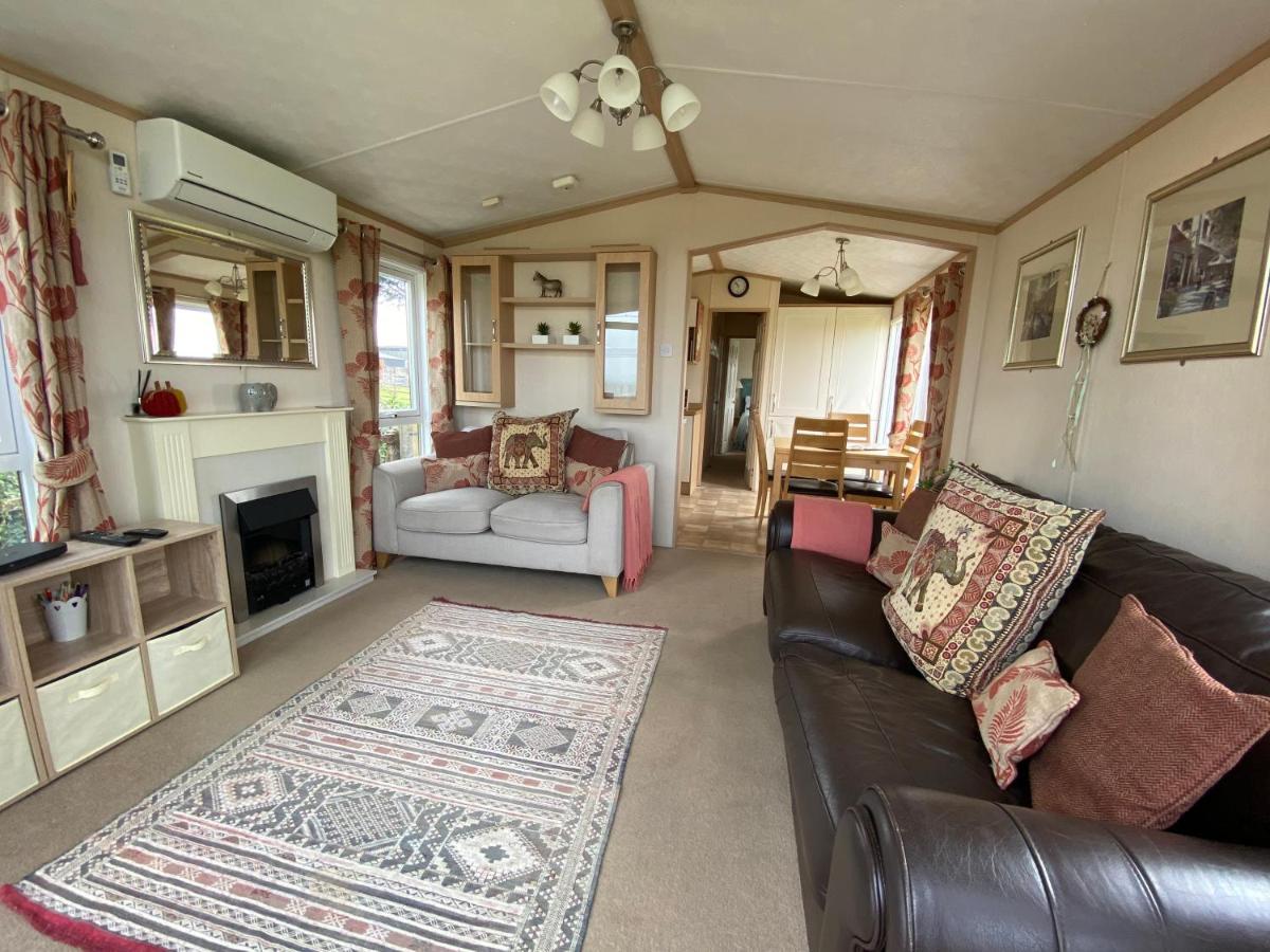 Rew Farm Country And Equestrian Accommodation - Sunset Lodge Melksham Exterior foto