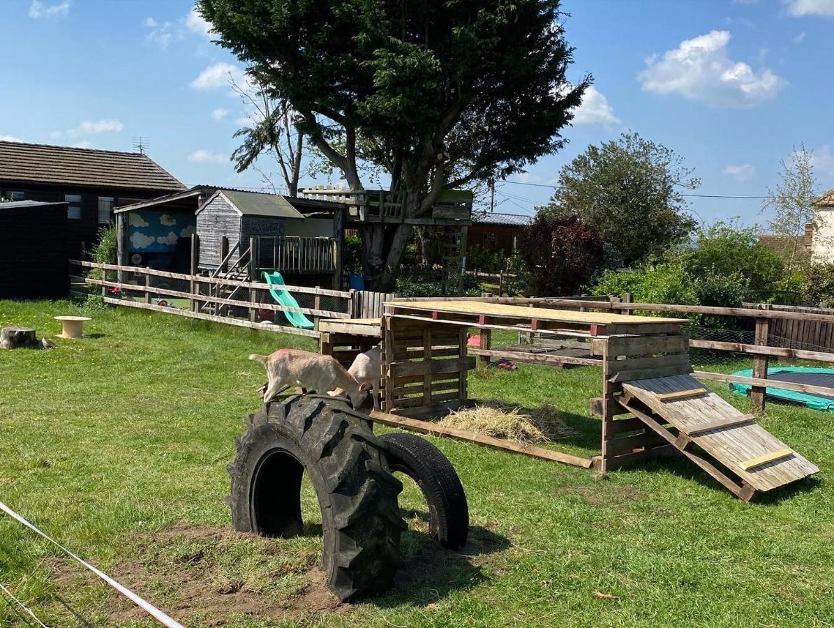 Rew Farm Country And Equestrian Accommodation - Sunset Lodge Melksham Exterior foto